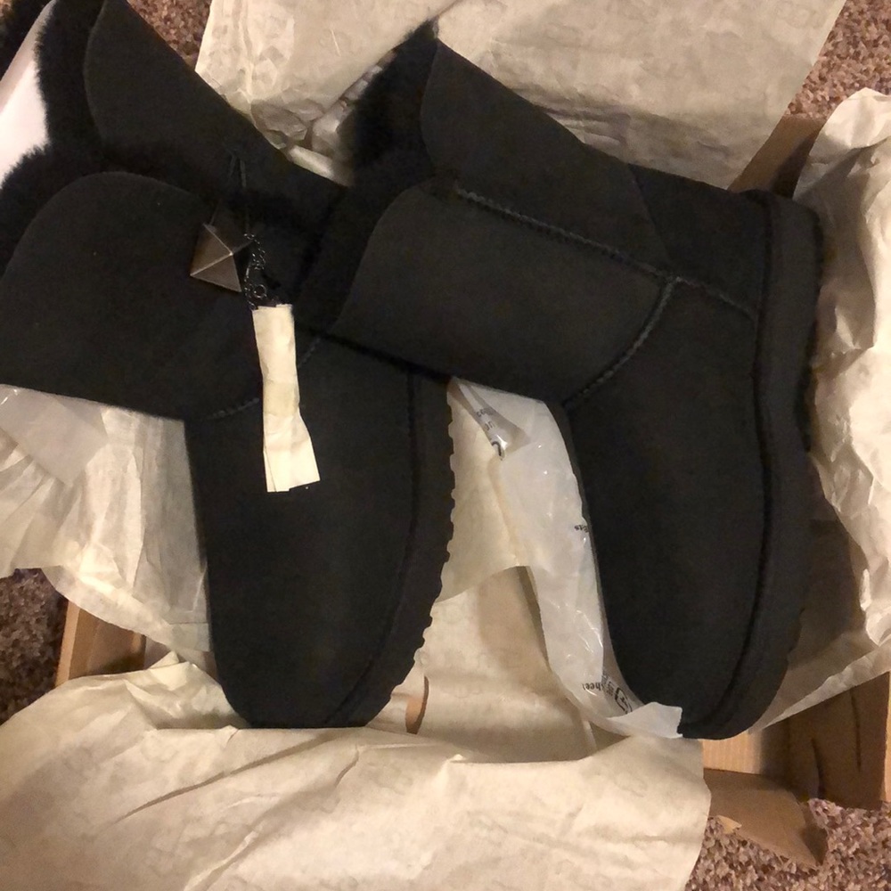 Brand new short black uggs
